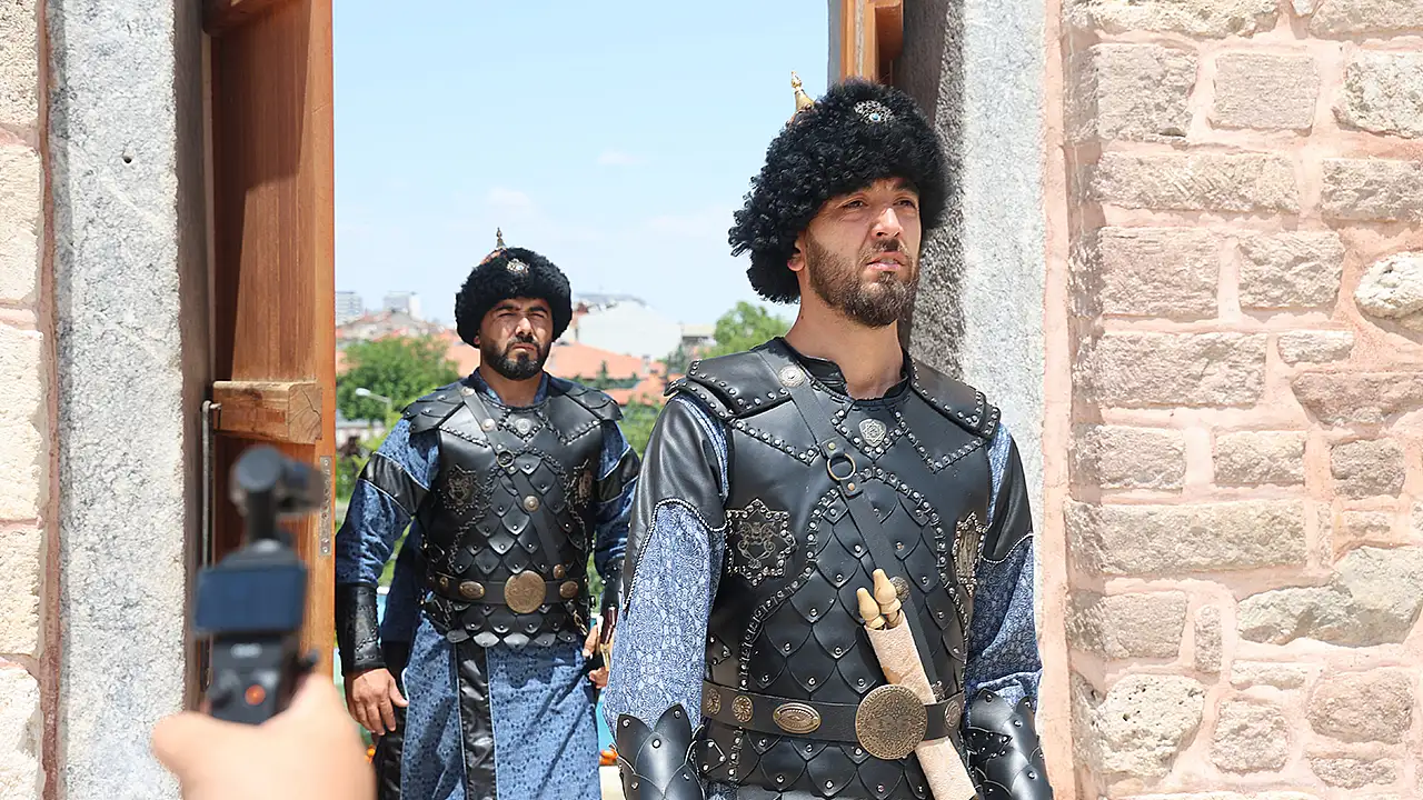 Konya'da Selçuklu Sultanlar Türbesi'nde saygı nöbeti değişimi