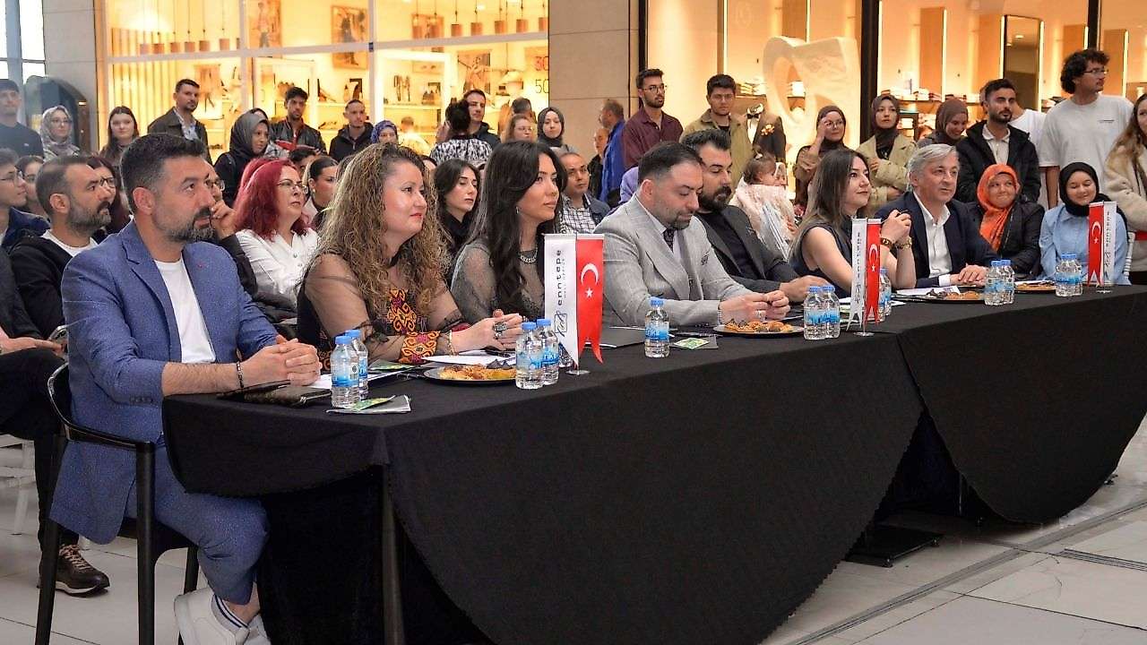 Konya'daki defilede mimari yapılar podyumda sergilendi