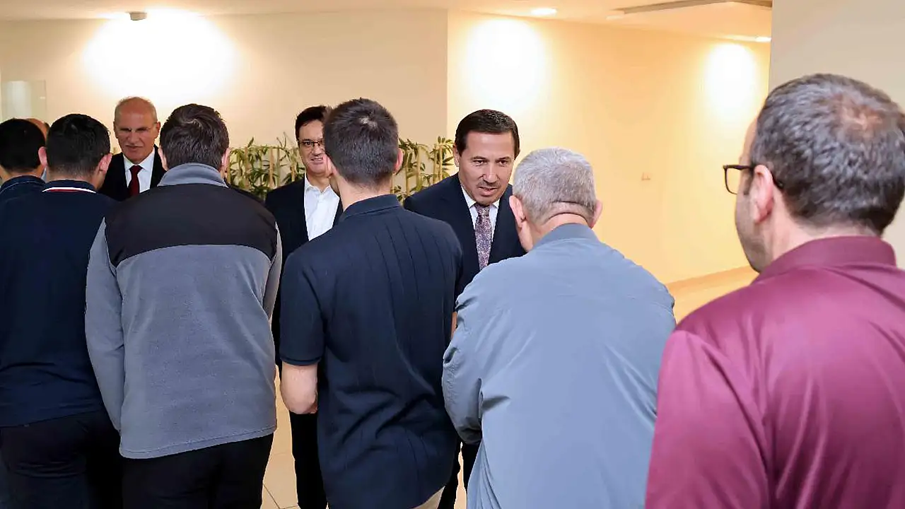 Karatay Belediye Başkanı Hasan Kılca, uzun Kurban Bayramı tatilinin ardından mesainin ilk gününde belediyenin farklı birimlerinde görev yapan çalışanlarla bir araya geldi.