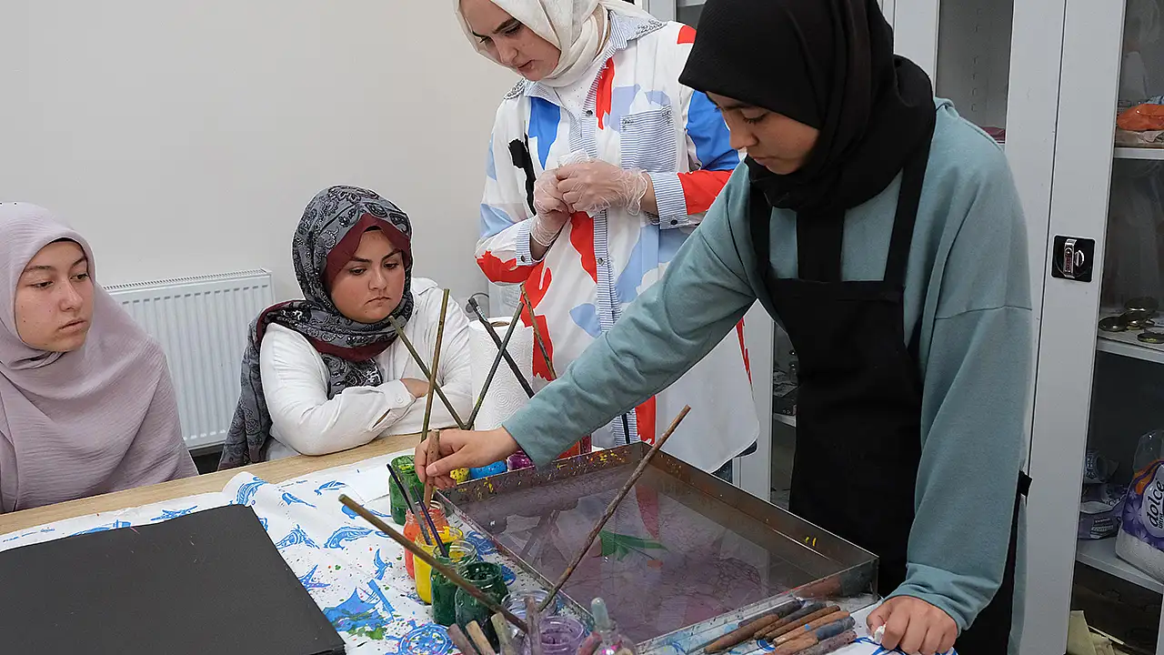 Konya Büyükşehir Belediyesi çatısı altında lise öğrencilerine ve yeni mezunlara yönelik kesintisiz eğitim desteği sağlayan Lise Medeniyet Akademileri, dolu dolu içeriğe sahip yeni yaz okulu dönemi için kapılarını aralayarak gençleri kayıt heyecanına ortak ediyor.