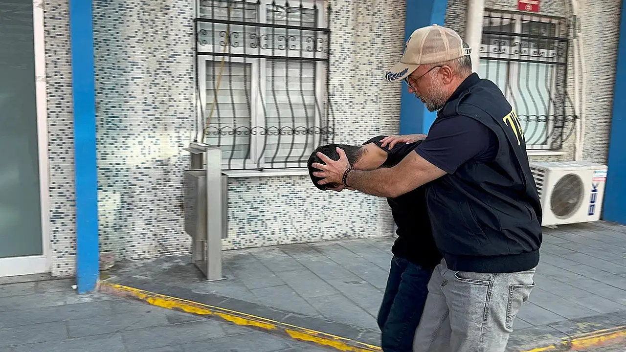 MİT'in sınır bölgesinde gerçekleştirdiği operasyonla yakalanarak 2 gün önce Konya'ya getirilen DEAŞ'ın sözde Horasan Vilayeti medya sorumlularından Ahmet Kazancı, emniyetteki sorgusunun tamamlanmasının ardından yoğun güvenlik önlemleri altında adliyeye sevk edilerek hâkim karşısına çıkarıldı.