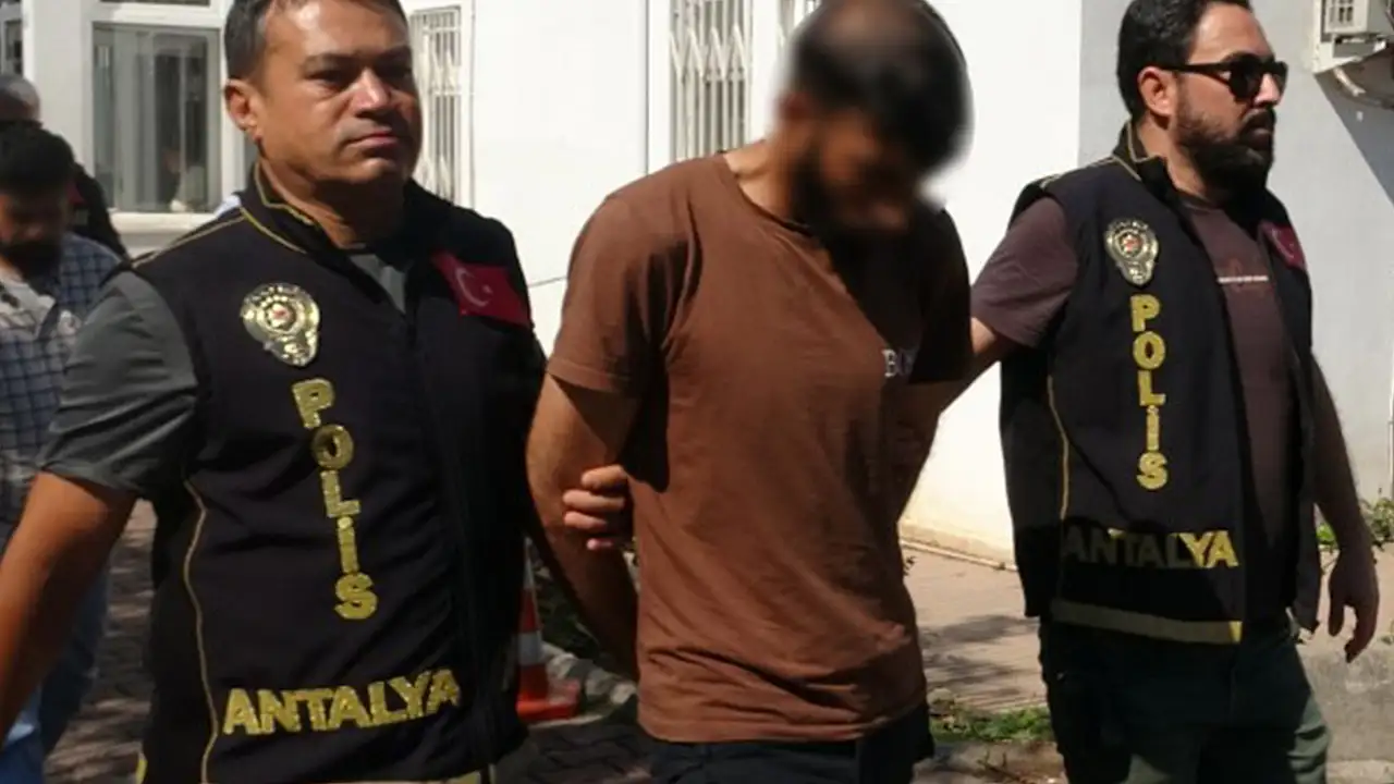 Antalya'da 12 yıl önce bekçi kulübesinde çıkan yangında kazaen öldüğü sanılan emekli imamın cinayete kurban gittiğinin saptanması üzerine gözaltına alınan 5 şüpheli adliyeye sevk edildi.