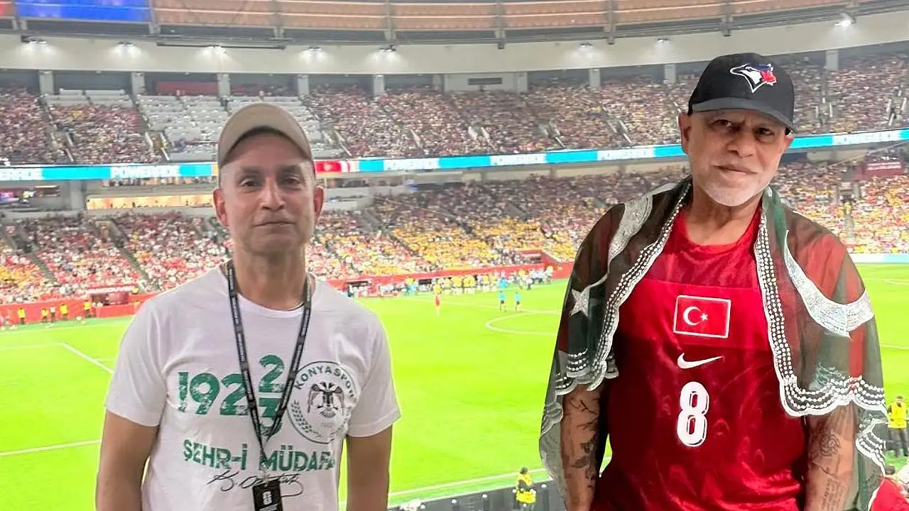 Millilere Konyaspor forması ile tribünden destek