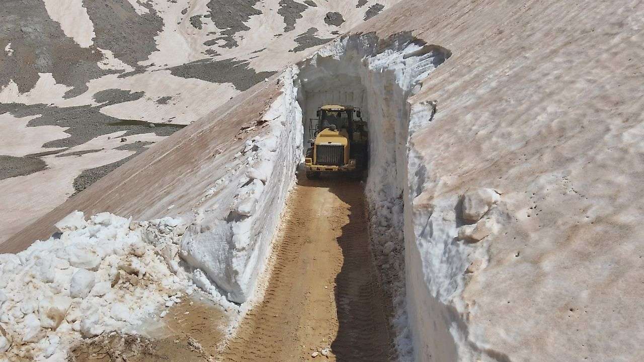 Merkezi yanıyor, yüksek bölgeleri donuyor!