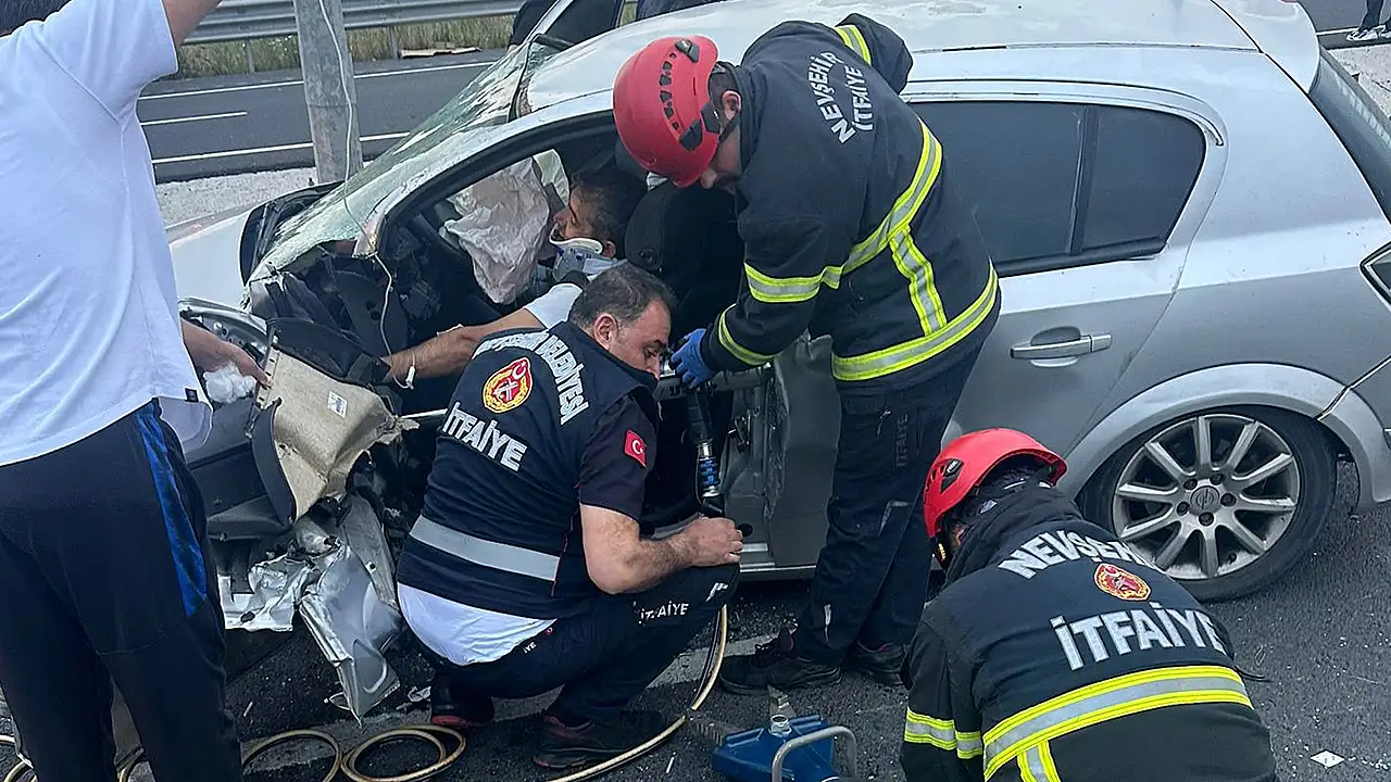 Nevşehir'de feci kaza! Otomobil direğe çarptı: 1 çocuk ölü, 3 yaralı