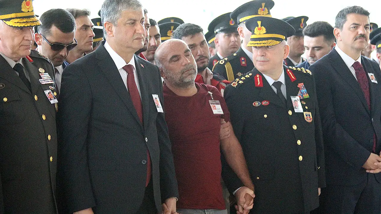 Şehit babası yürekleri dağladı! Tabuta koştu
