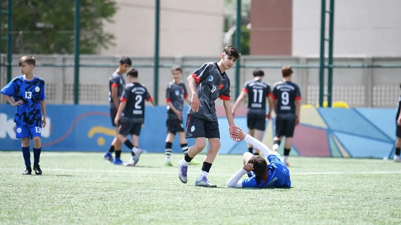 Selçuklu'da okullar futbolda terliyor