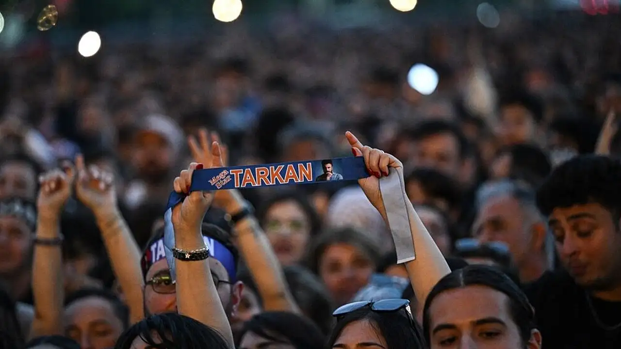 Tarkan'ın ezan hassasiyeti sosyal medyada gündem oldu
