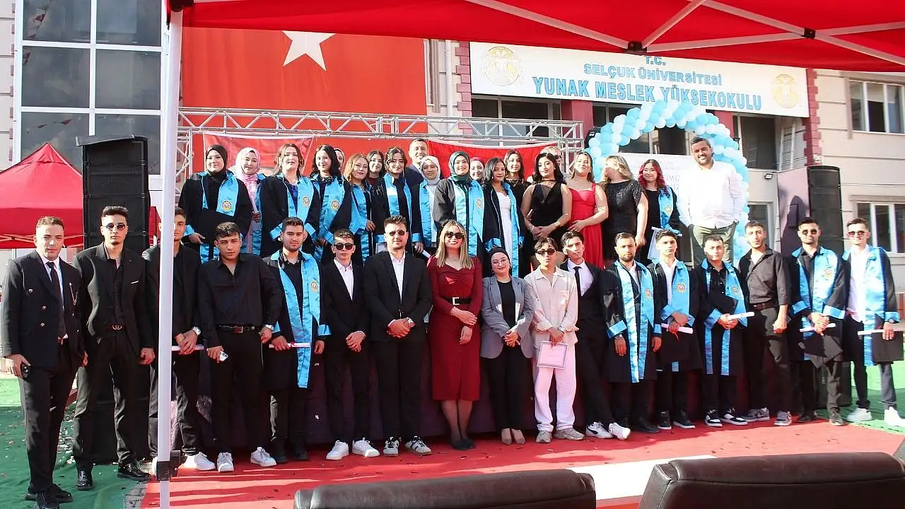 Konya Yunak'ta yüksekokul öğrencileri kep attı