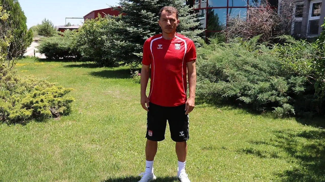 17 yıl formasını giydiği takıma yardımcı antrenör oldu