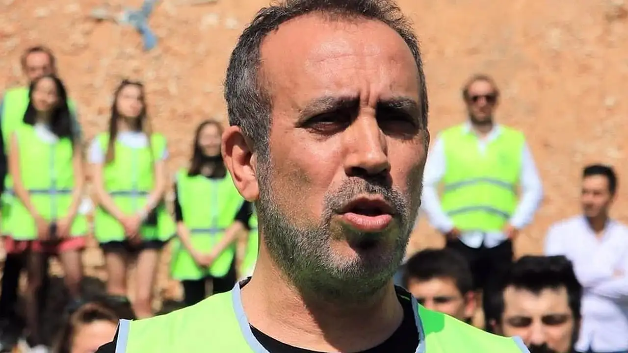 Ahbap Derneğine ilişkin yürütülen soruşturma kapsamında Şarkıcı Haluk Levent, Ahbap Derneği soruşturmasında "örgüt üyeliği" ve "suçtan kaynaklanan mal varlığını aklama" suçlarından gözaltına alındı.