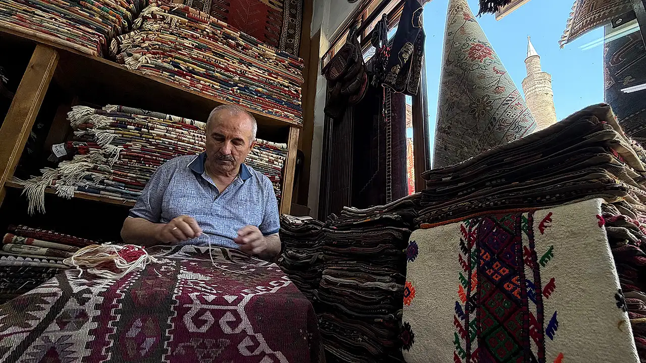 Asırlık Konya halısı 45 yıllık ustanın ellerinde
