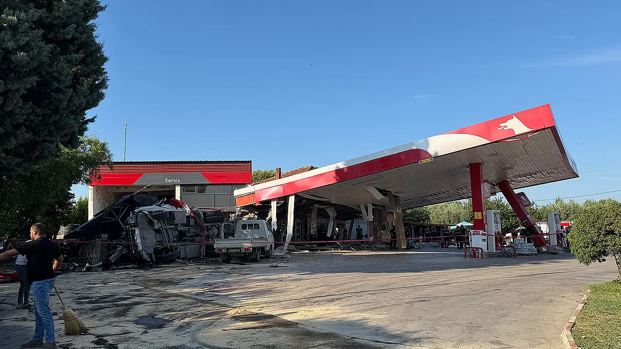 Bursa'nın İznik ilçesinde kömür yüklü tır akaryakıt istasyonuna daldı. Kazada ilk belirlemelere göre, akaryakıt istasyonunun marketinde alışveriş yapan bir kişi hayatını kaybetti. Olay, İznik ilçesi Çakırca Mahallesi'nde meydana geldi.