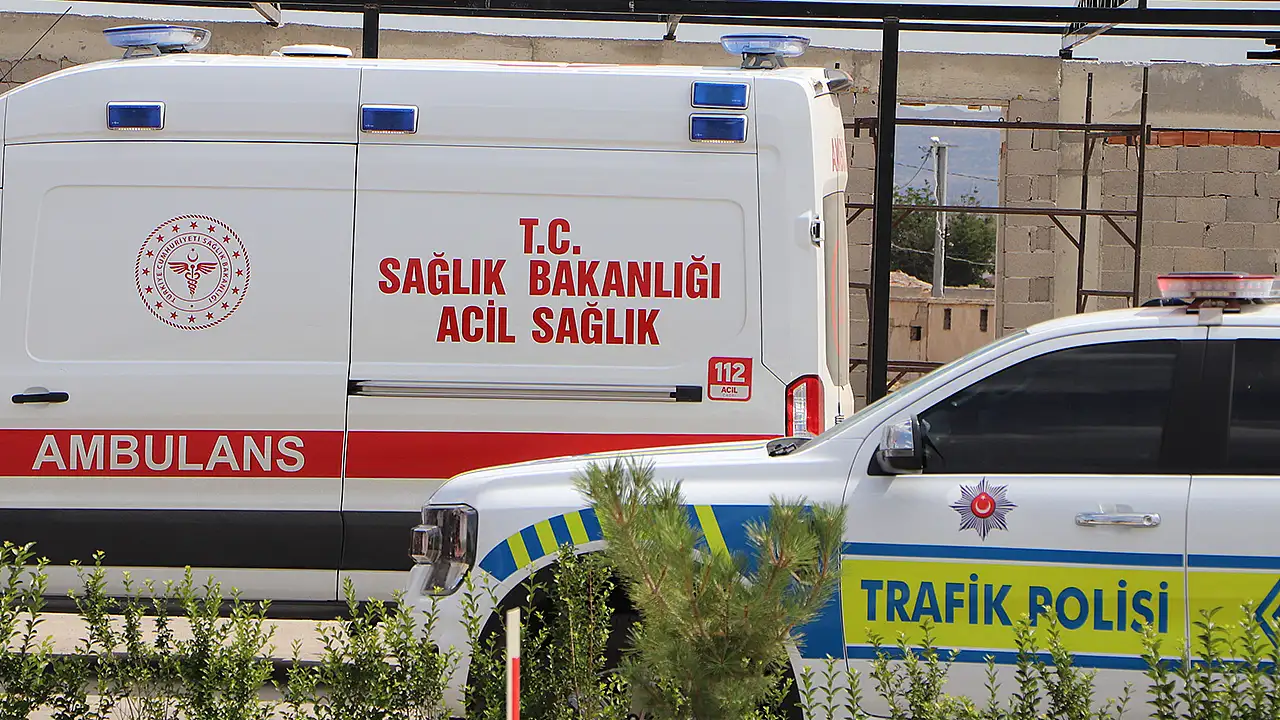 Bariyerlere adeta saplanarak durabilen otomobili gören çevredeki vatandaşların ihbarı üzerine olay yerine kısa sürede sağlık ve polis ekipleri sevk edildi.
