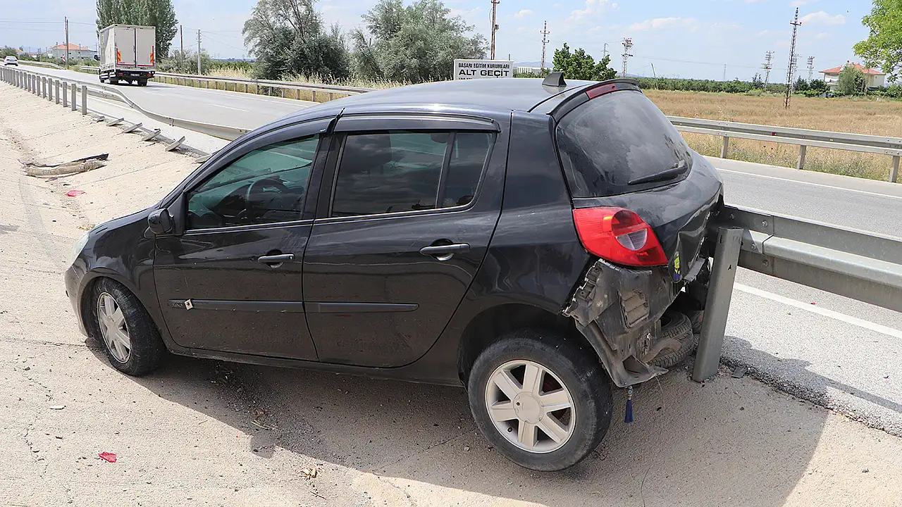 Kazaya karışan otomobilde ciddi çapta maddi hasar meydana gelirken sürücü yara almadan kurtuldu.