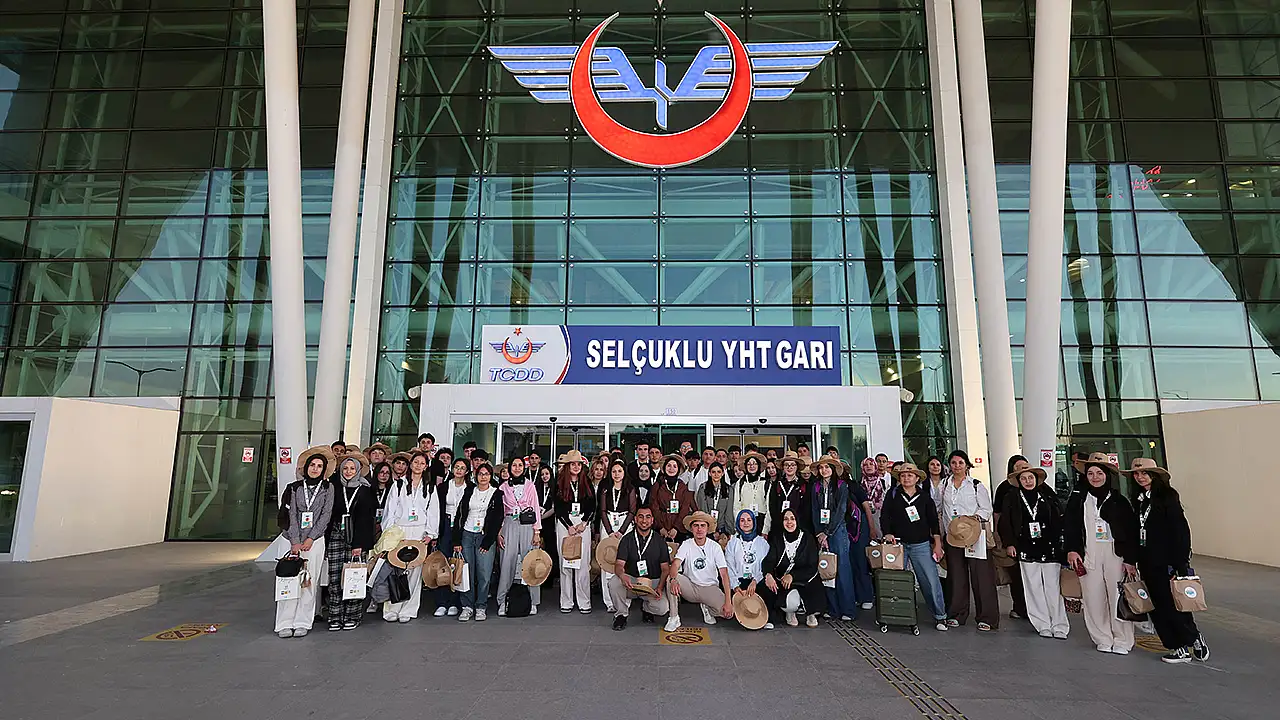 Aksaray'daki feci otobüs kazasında acı haber: Ağır yaralılar Konya’daKonya Büyükşehir Belediyesi tarafından il genelindeki 31 ilçede öğrenim gören 11inci sınıf öğrencilerinin tarih ve medeniyet bilincini artırmak amacıyla hayata geçirilen Genç Seyyah projesi kapsamında düzenlenen online sınavda başarılı olan gençler Yüksek Hızlı Tren ile heyecan dolu tarihi Bursa yolculuğuna başladı.