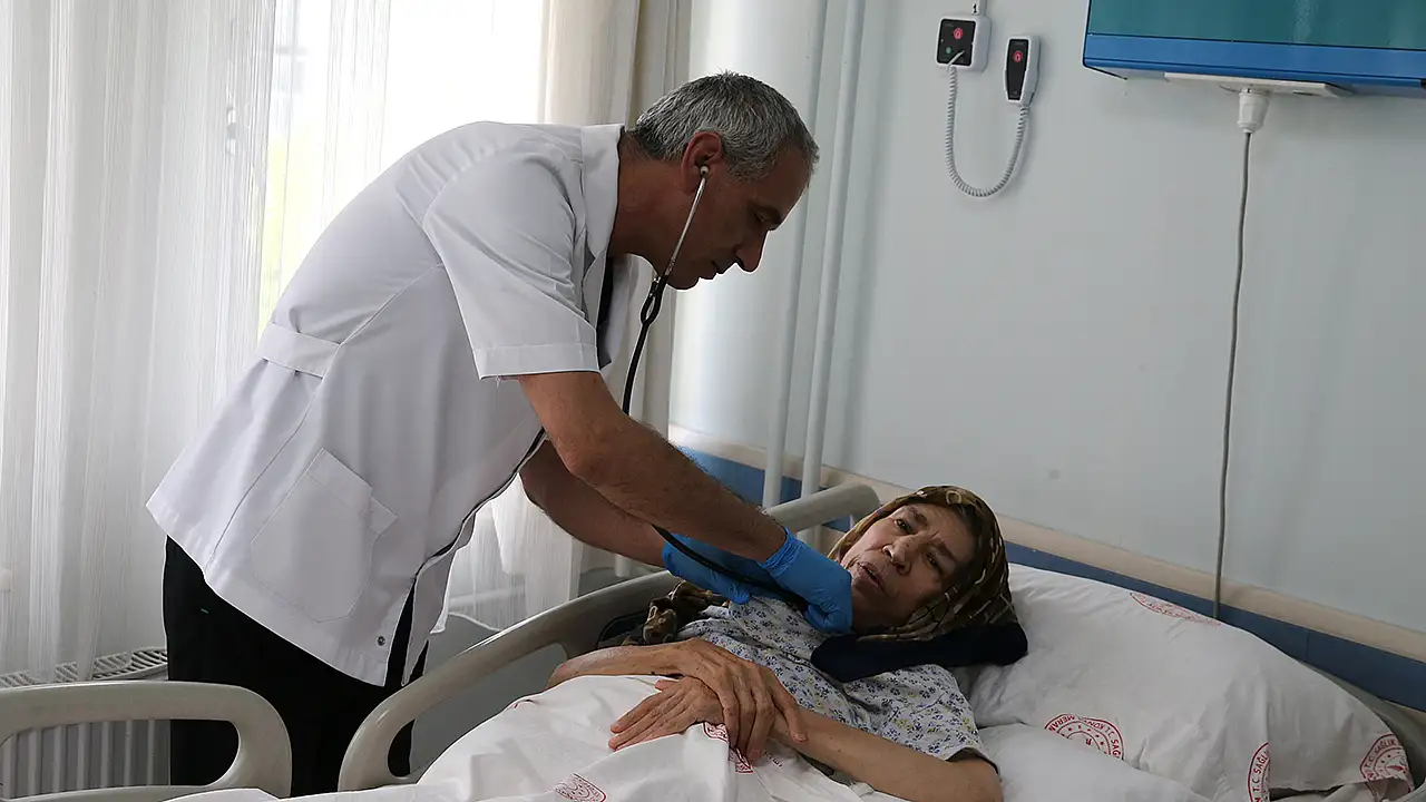 Konya'da 500 günlük tedavi zaferi! Alkış ve gözyaşlarıyla uğurlandı