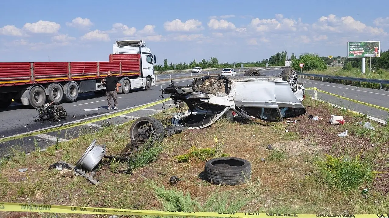Konya'da feci kazada aracın motoru yola fırladı