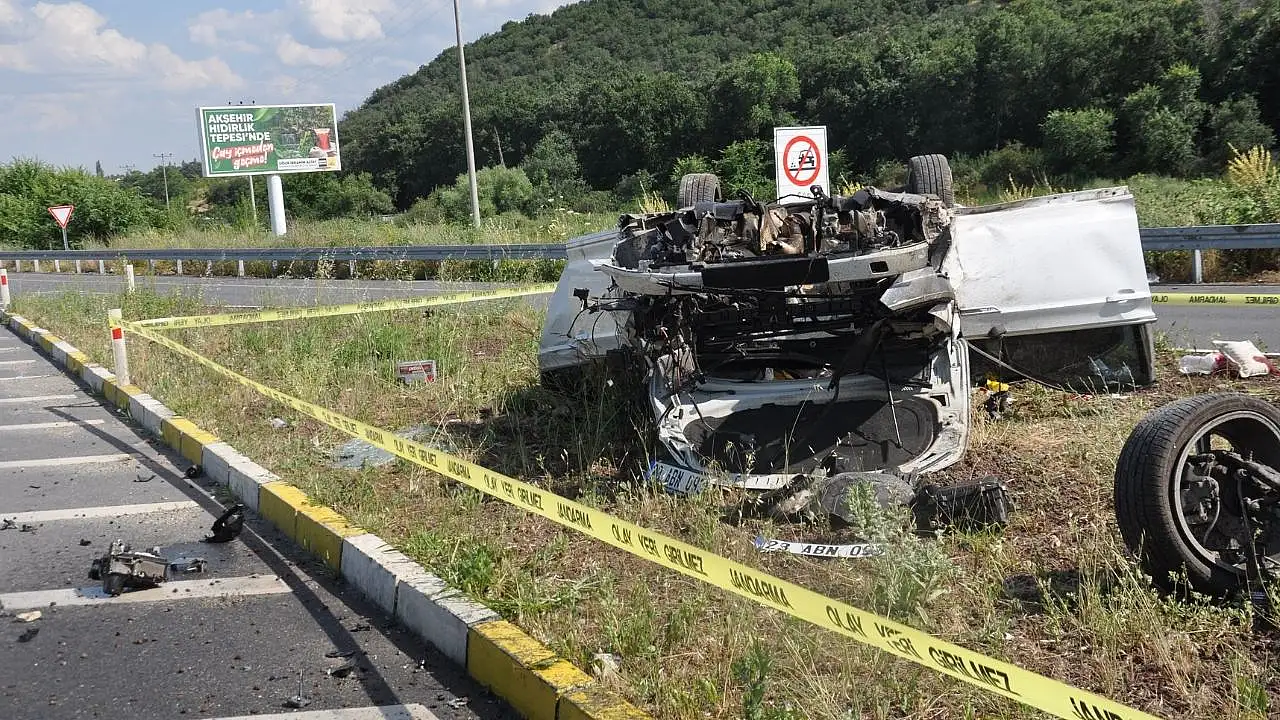 Konya'da feci kazada aracın motoru yola fırladı
