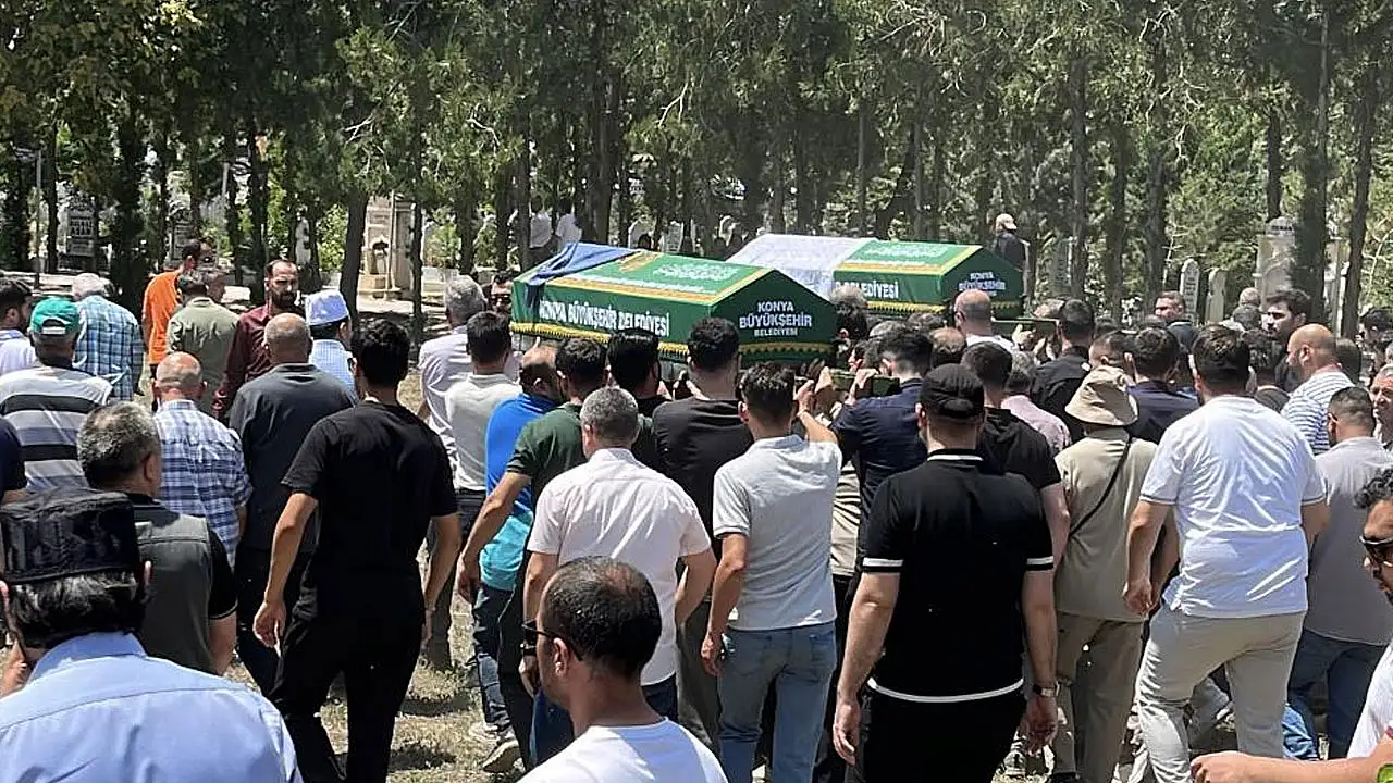 Konya'da feci kazada hayatını kaybeden anne ve kızı defnedildi