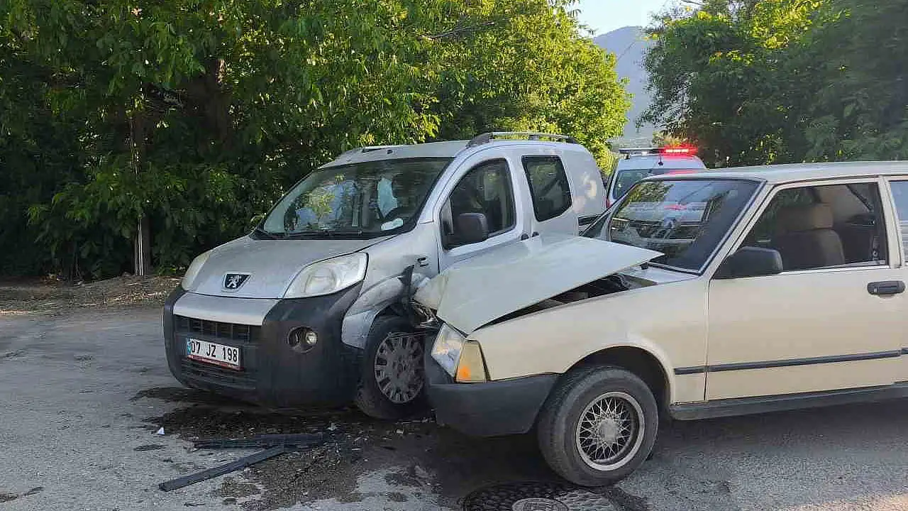 Konya'da iki araç birbirine girdi