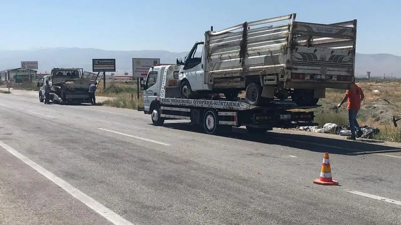Konya'da iki kamyonet birbirine girdi