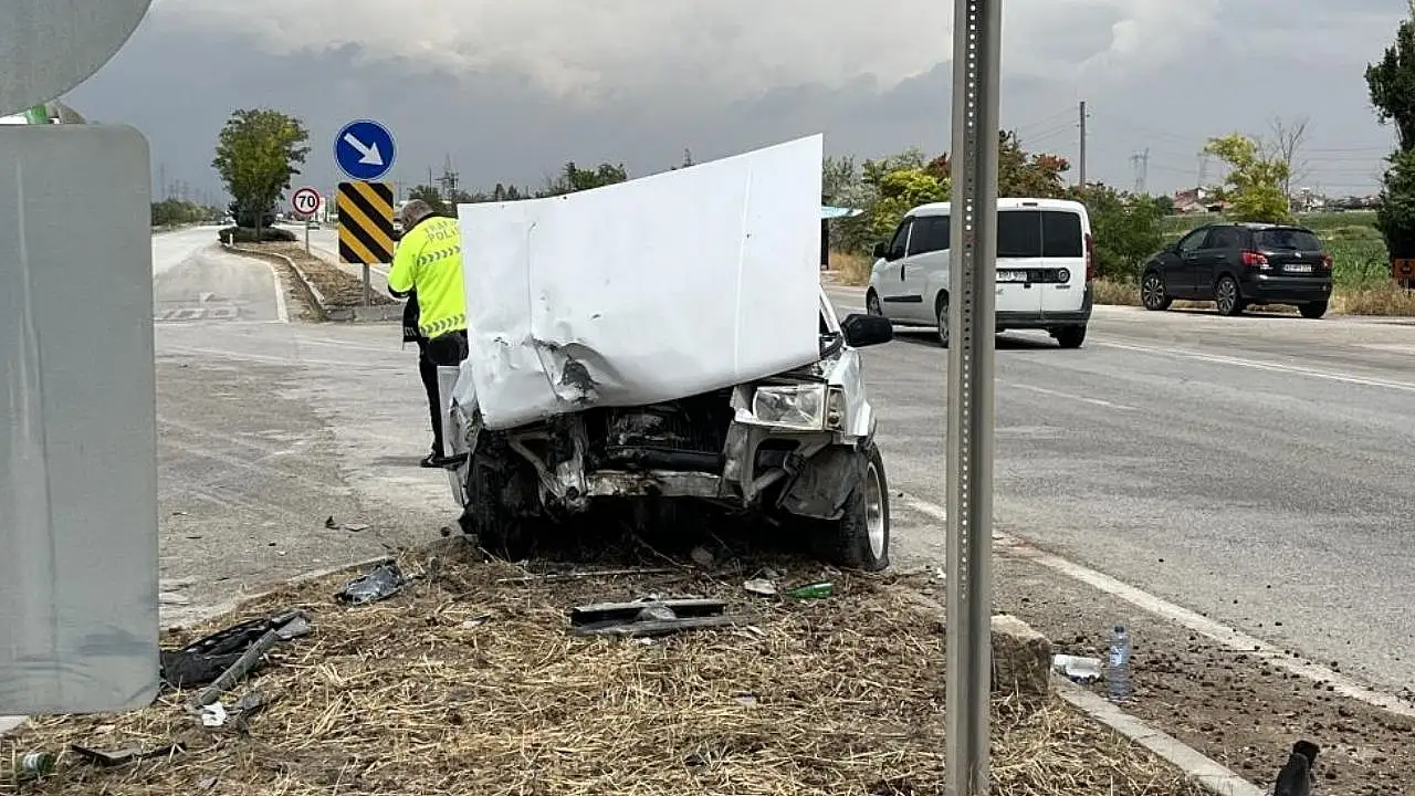 Konya'da iki otomobil kavşakta birbirine girdi