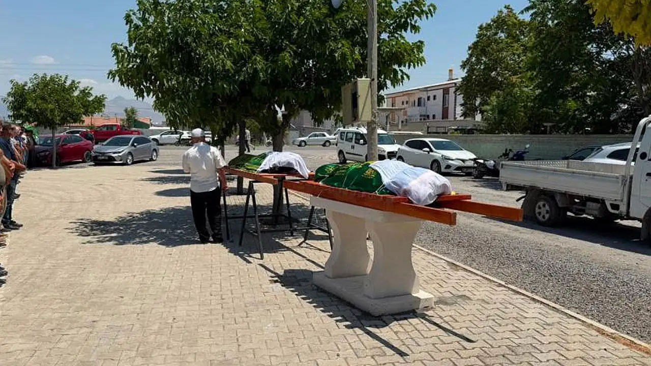 Konya'da katledilen anne ve kız son yolculuğuna uğurlandı