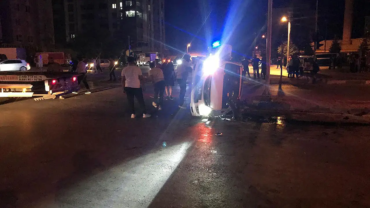 Konya'da kavşakta korkutan kaza! Otomobil yan yattı