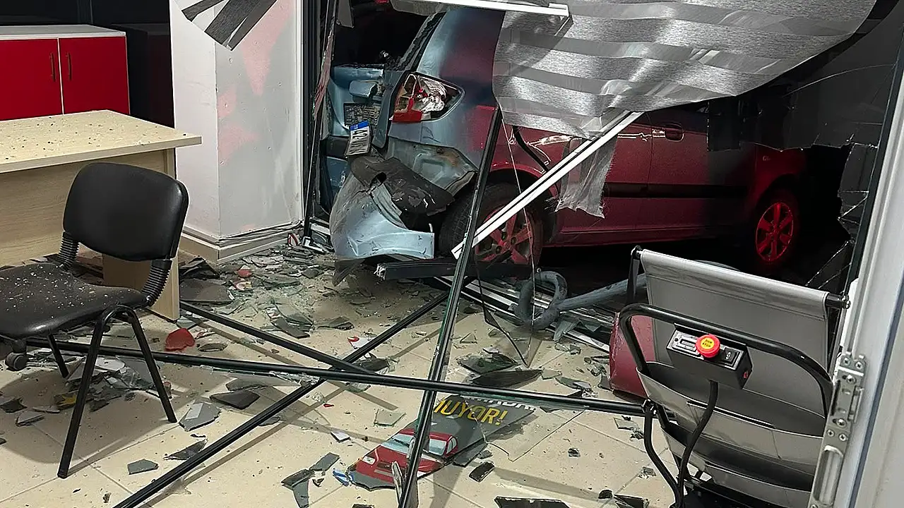Konya'da kontrolden çıkan araç ortalığı savaş alanına çevirdi