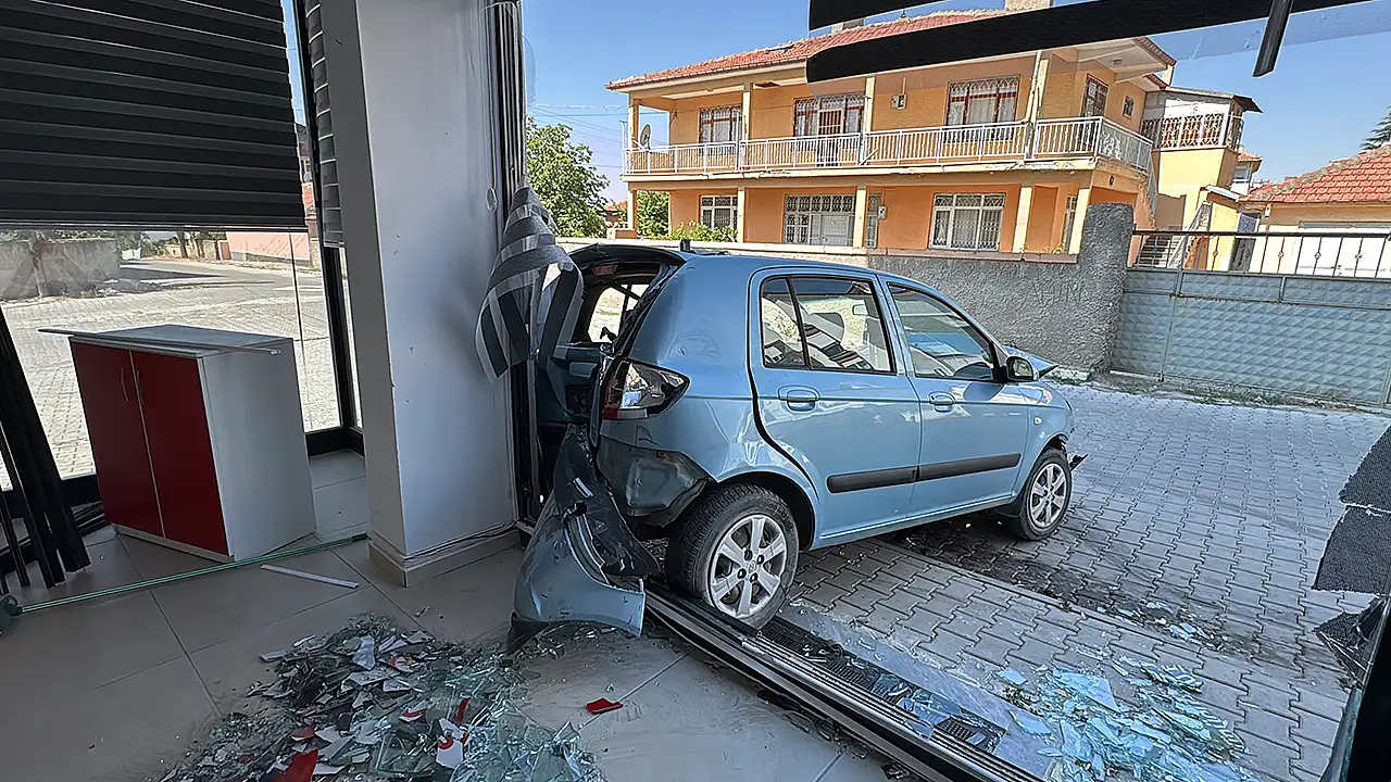 Konya'da kontrolden çıkan araç ortalığı savaş alanına çevirdi