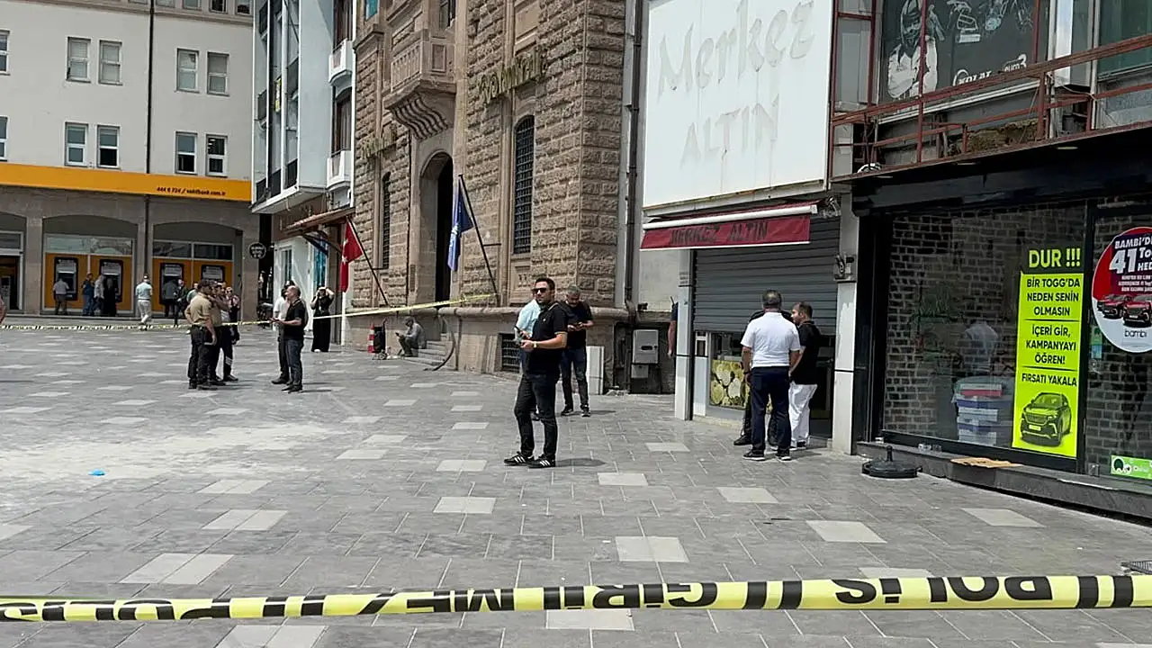 Konya'da kuyumcuda kurşunlar konuştu!