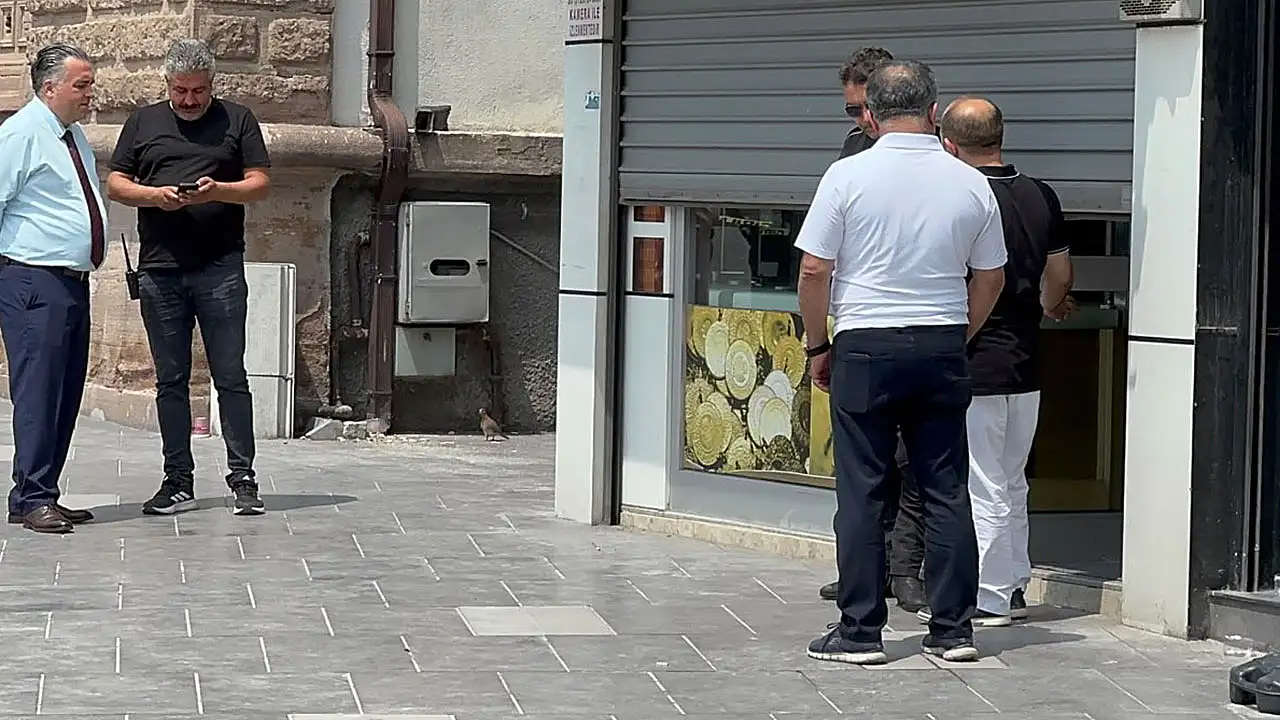 Konya'da kuyumcuda kurşunlar konuştu!