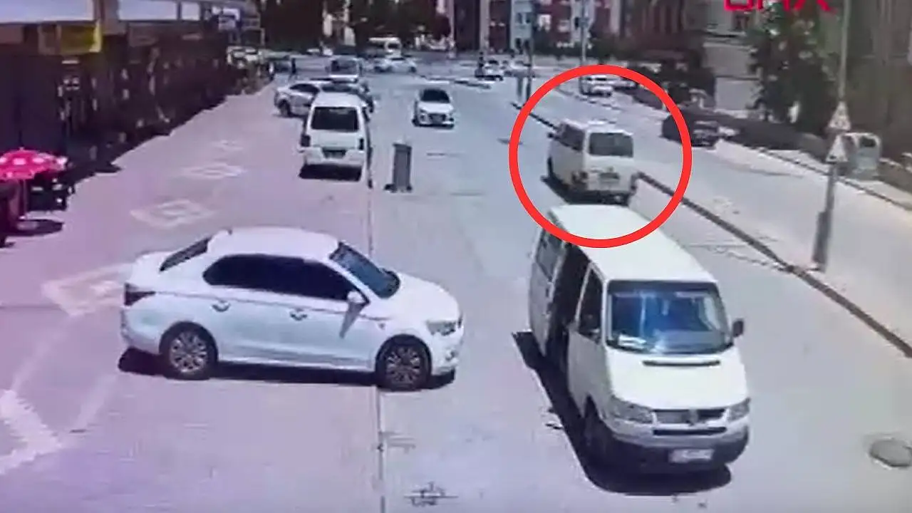 Konya'da pes dedirten görüntü! Minibüsle ters yönde ilerledi