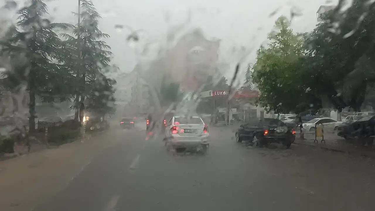 Konya'da sağanak hayatı felç etti: İş yerlerini su bastı!