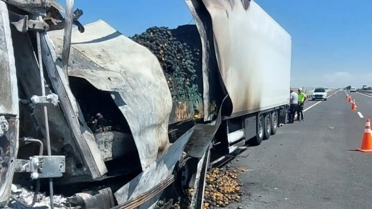 Konya'da seyir halindeki tır alevlere teslim oldu