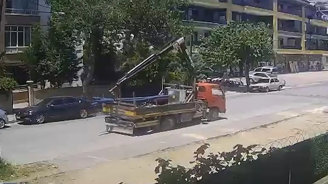 Konya'daki akılalmaz kaza: Vincin kopardığı direk minibüsün üstüne düştü