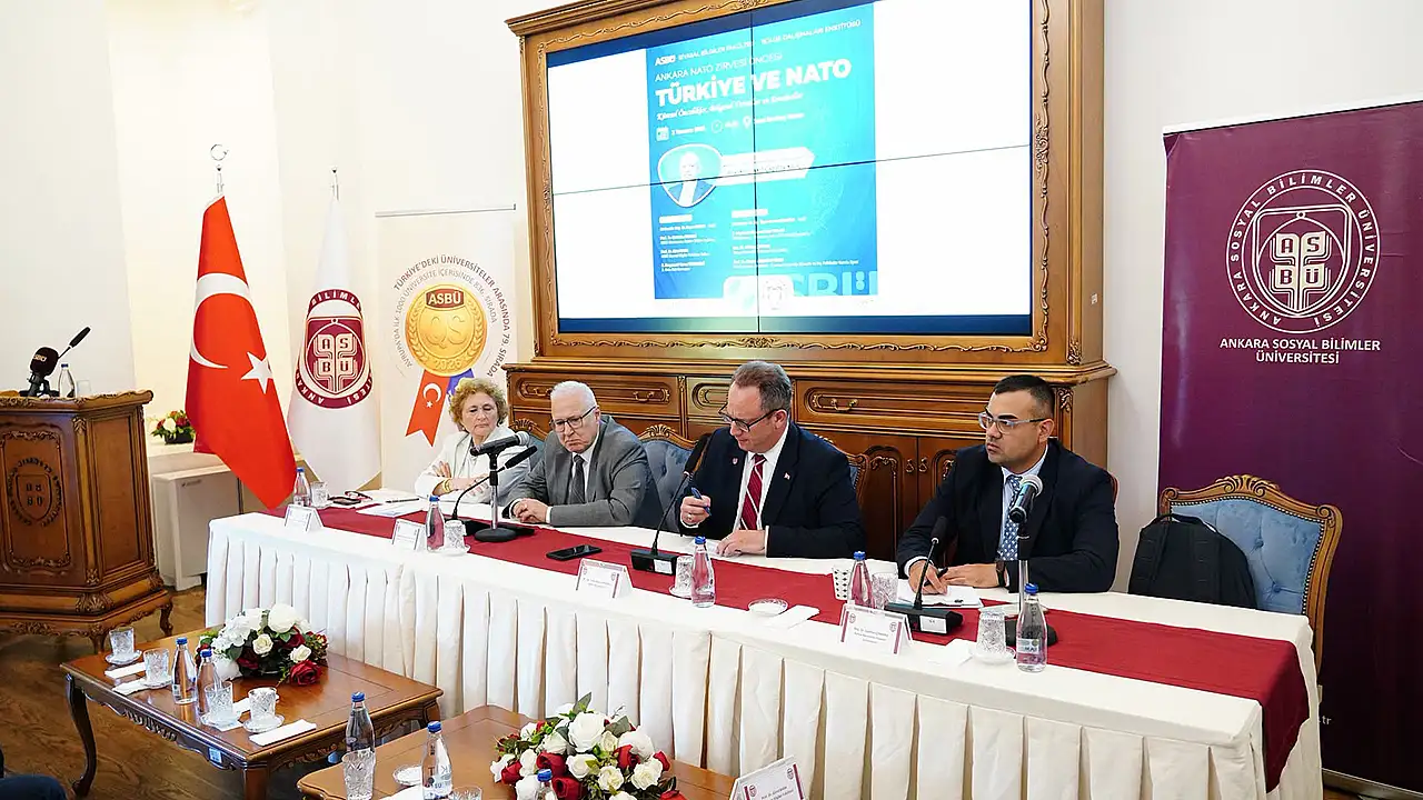 Cumhurbaşkanı Dış Politika ve Güvenlik Başdanışmanı Büyükelçi Akif Çağatay Kılıçın da şeref konuğu olarak katıldığı ve Türkiyenin NATO açısından asli bir aktör olduğunun vurgulandığı programda ittifakın karşı karşıya bulunduğu yeni güvenlik sınamaları akademik diplomatik ve askeri perspektiflerle derinlemesine ele alındı.