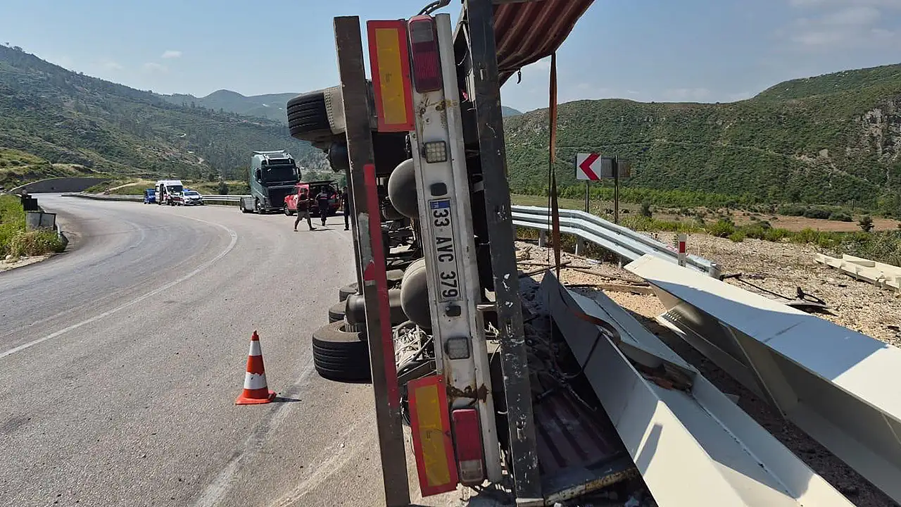 Konya yolunda devrilen tır yürekleri ağza getirdi