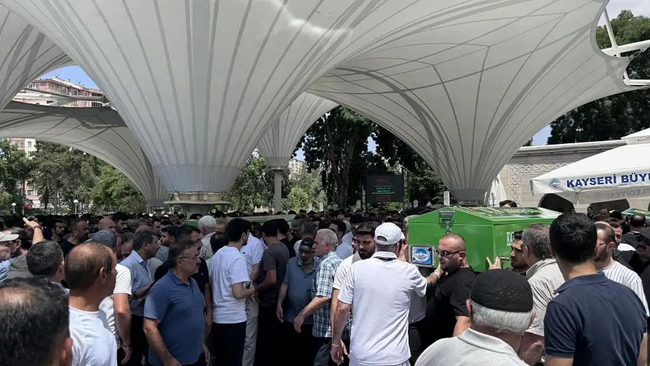 Konya yolundaki feci kazada ölen aile son yolculuğuna uğurlandı