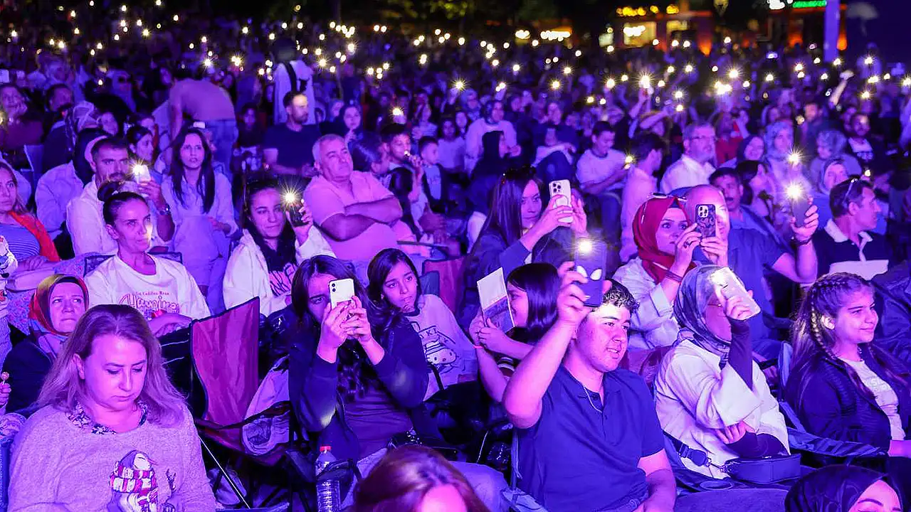 Konyalılar 2000'ler Türkçe pop şarkılarıyla unutulmaz bir akşam yaşadı