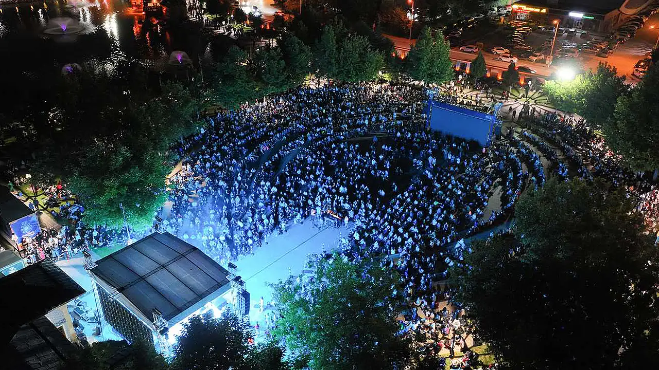 Konyalılar 2000'ler Türkçe pop şarkılarıyla unutulmaz bir akşam yaşadı