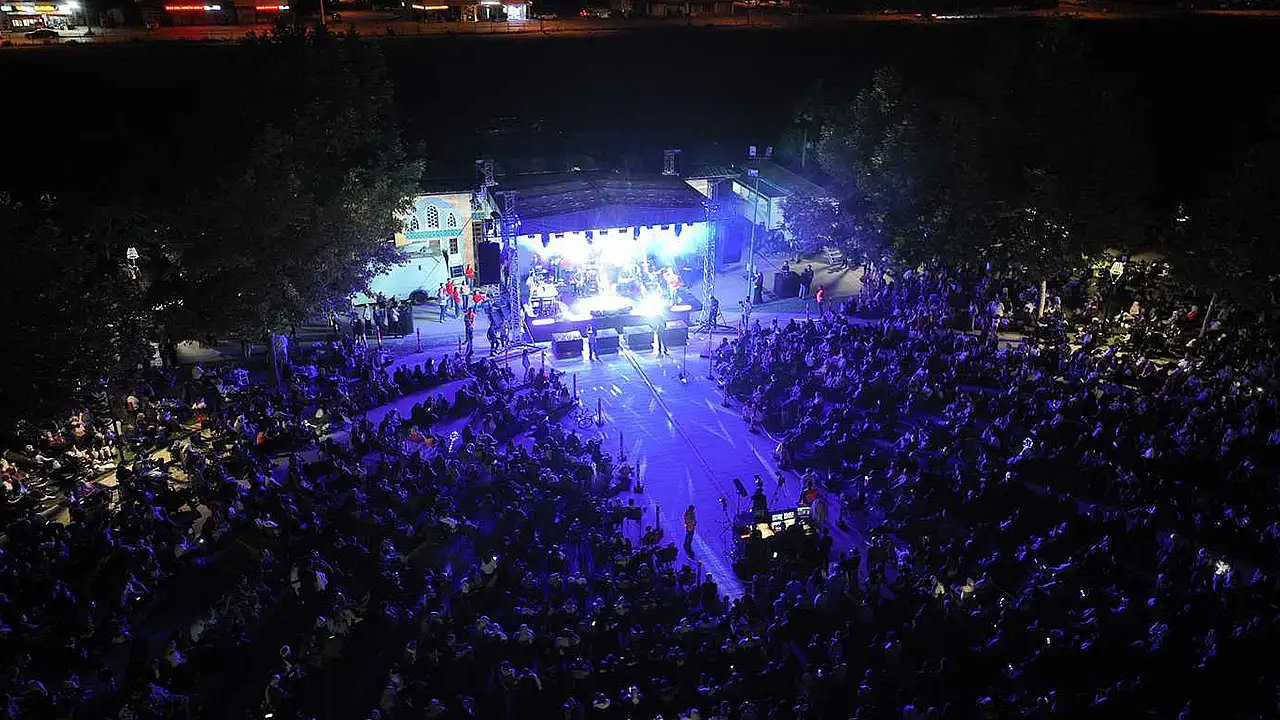 Konyalılar 2000'ler Türkçe pop şarkılarıyla unutulmaz bir akşam yaşadı