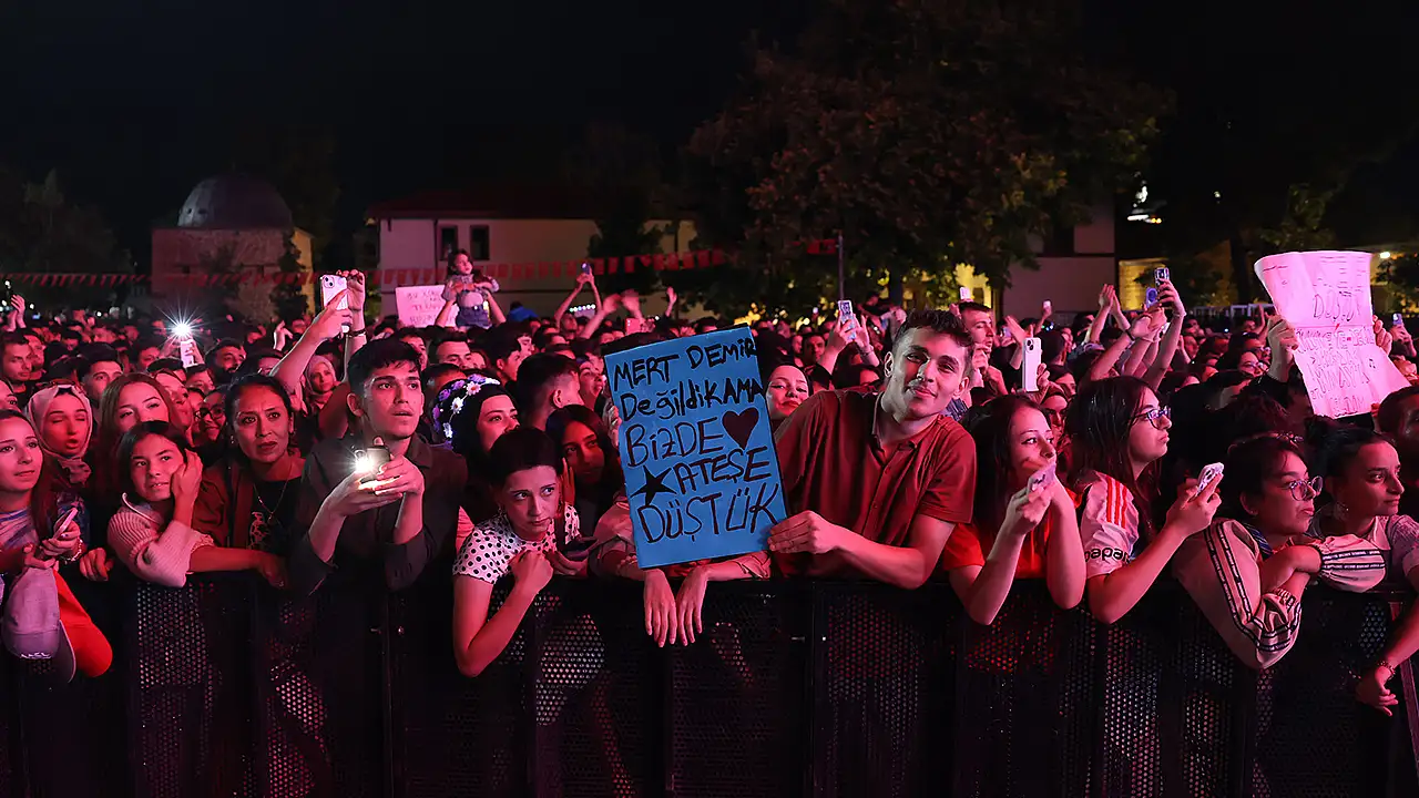 Kültür Yolu Festivalinde Mert Demir rüzgarı esti!