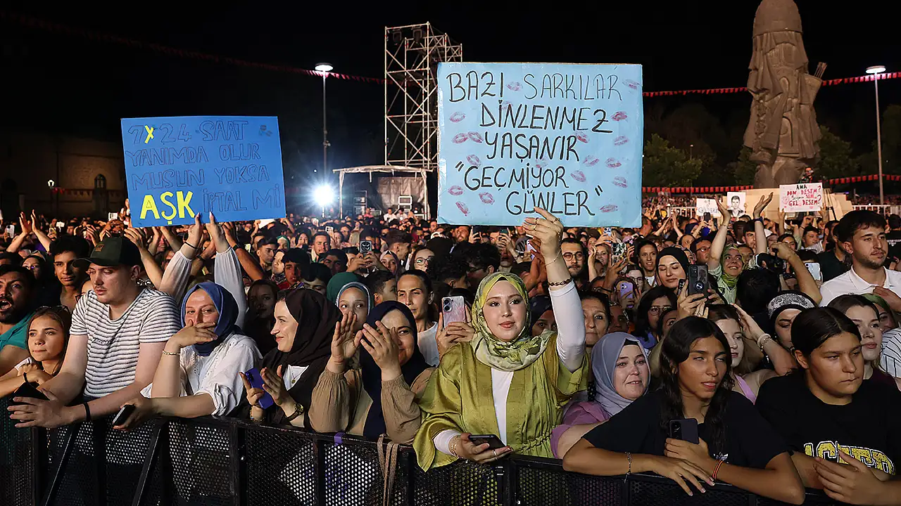 Özcan Deniz Konya'yı salladı!