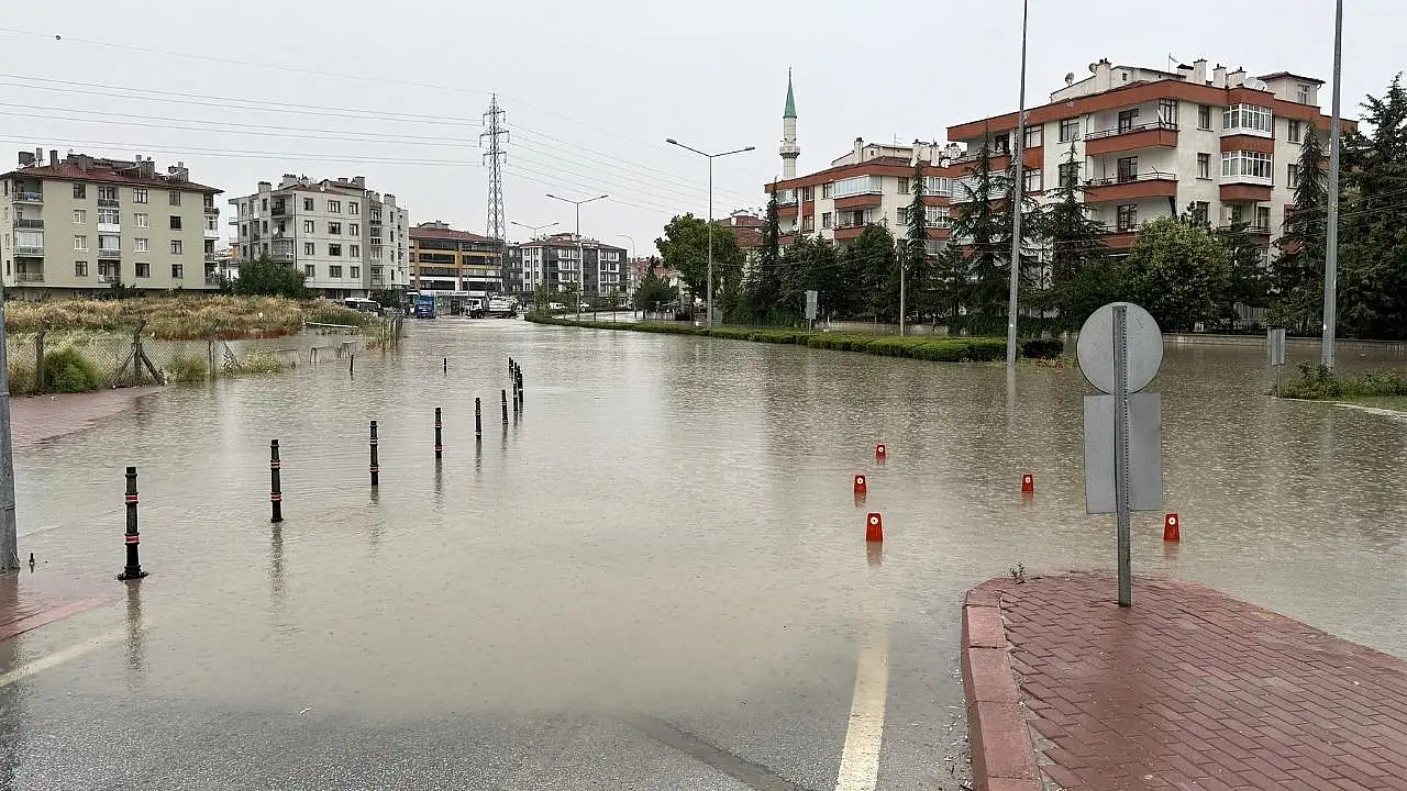 Konya'da sağanak yolları göle çevirdi
