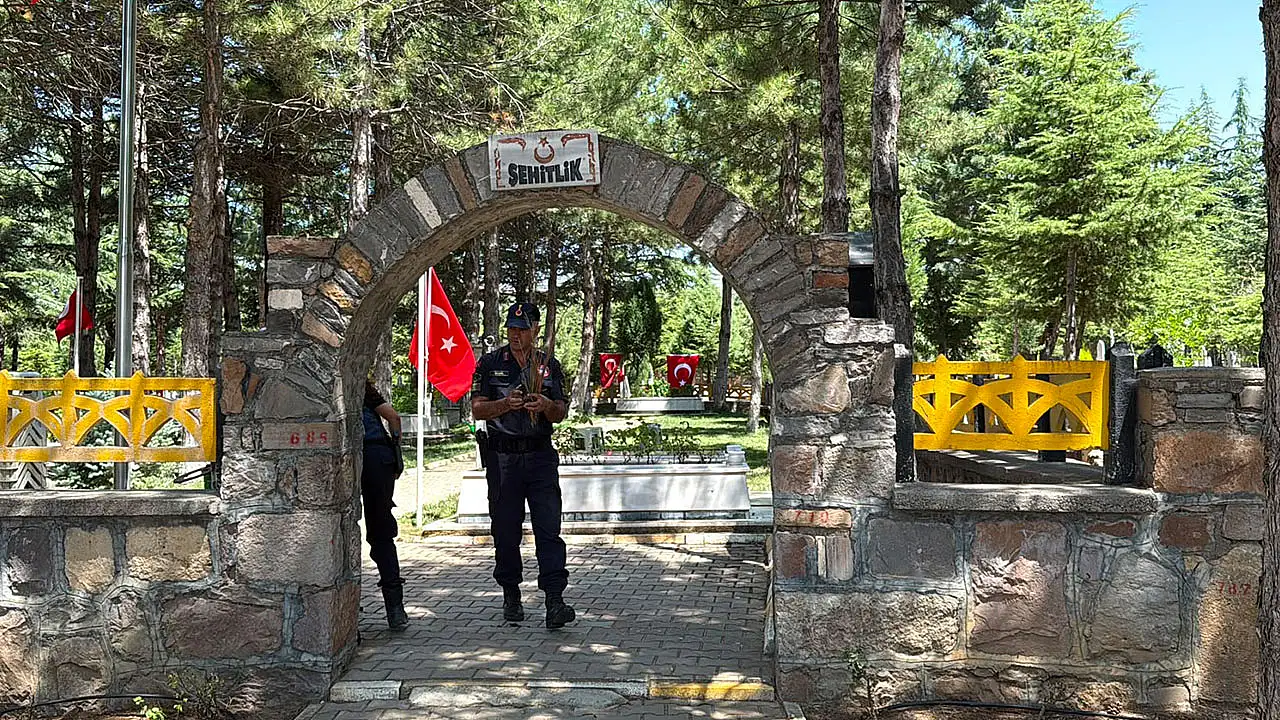 Seydişehir'de şehit mezarlarında anlamlı çalışma