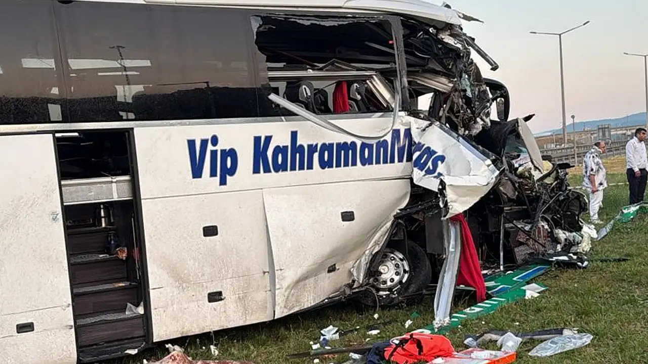 TEM'de can pazarı! Yolcu otobüsü bariyerlere çarptı
