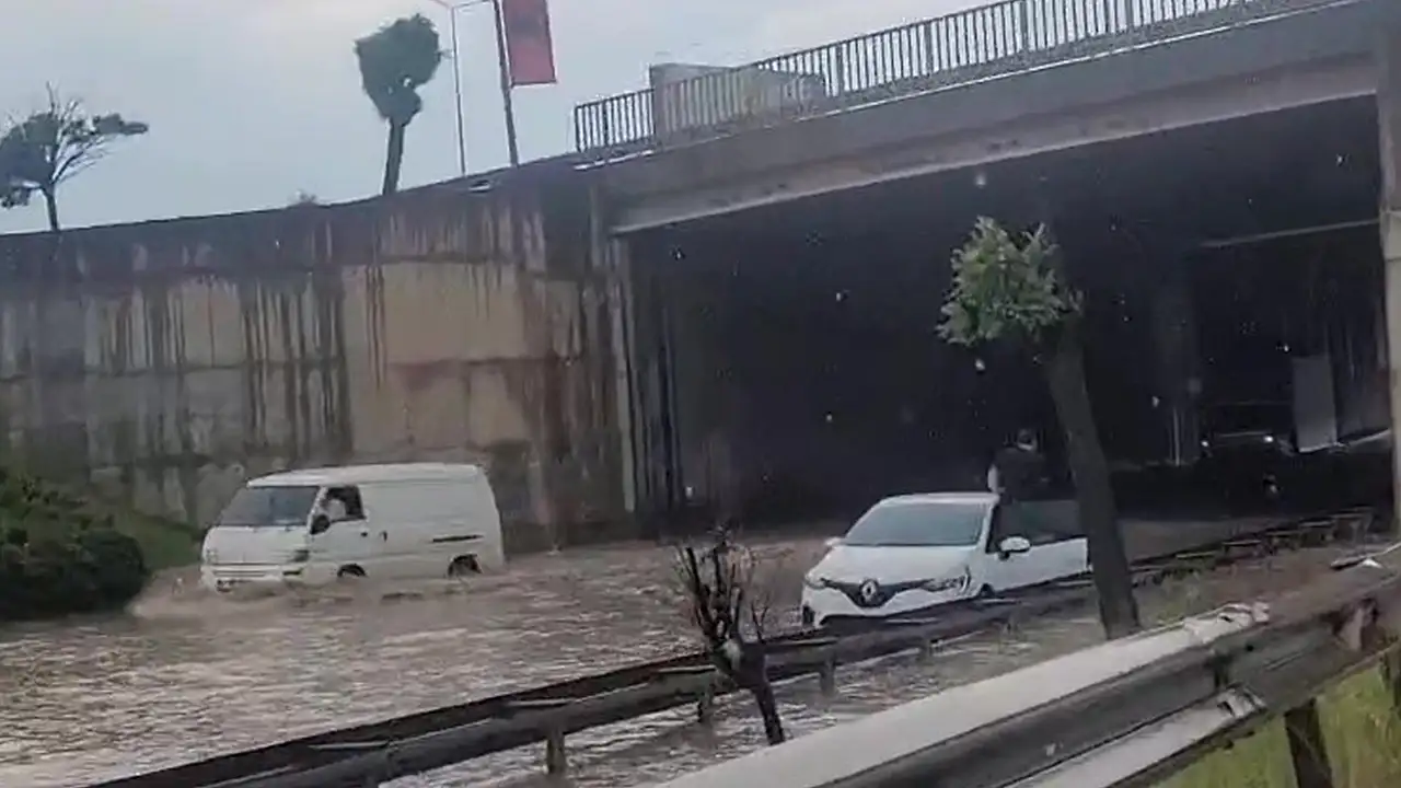 Yağmur suları yolları adeta göle çevirdi: Araçlar suya gömüldü