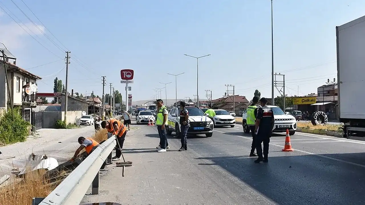 Afyonkarahisar'daki kazada can pazarı! 1 kişi öldü, 15 kişi yaralandı